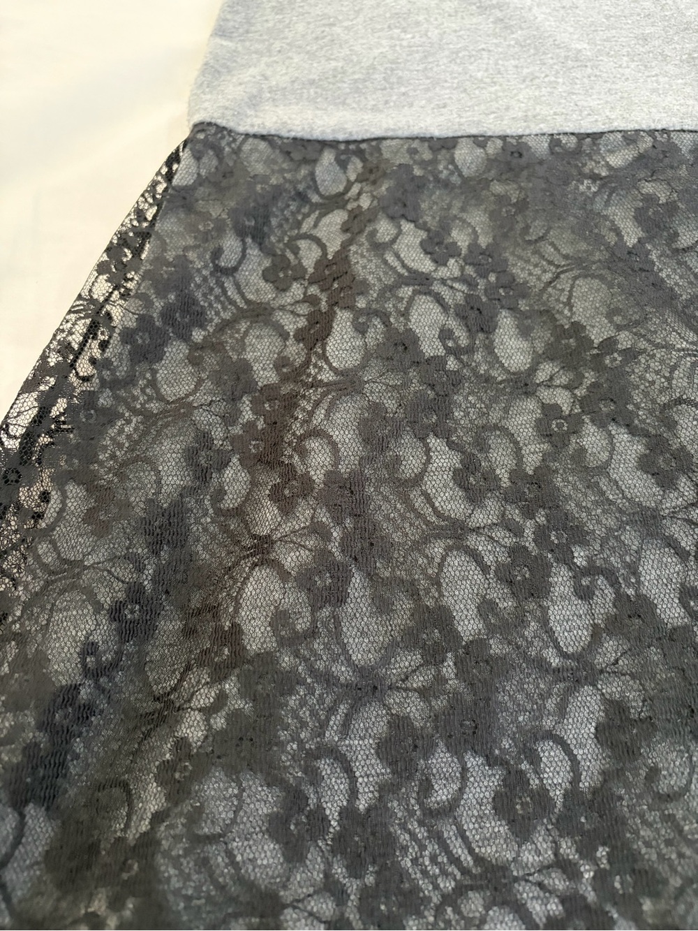 Light and flowy dress with black lace skirt on grey base - Picture 3 of 4